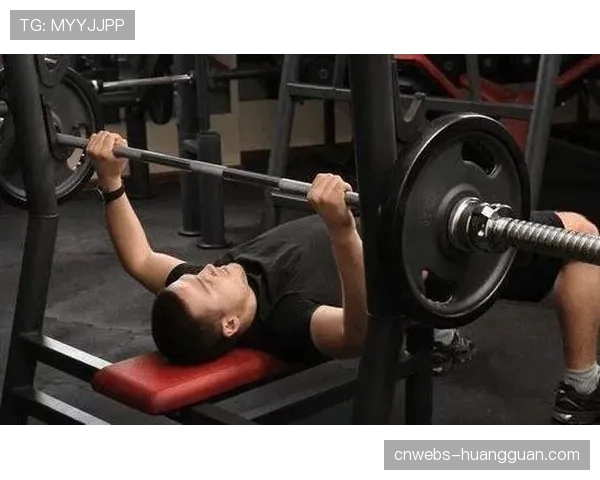 特写镜头：一位体能教练在比赛日清晨，根据球员睡眠数据调整其热身流程